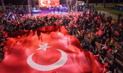 Aliağa’da Cumhuriyet Bayramı coşkusu meydanlara taştı: Fener alayına binlerce vatandaş katıldı