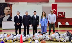 Bayraklı’da 51 okula 1,5 milyon TL’lik spor malzemesi desteği!