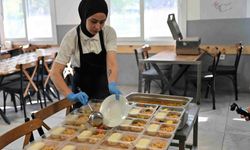 Bornova’da kimse yalnız bırakılmıyor! Sıcak yemekler kapıya gidiyor