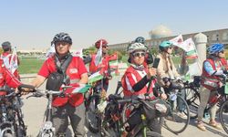 İzmir'den İran'a 3 bin kilometre: Bergamalı Emine Aktürk çocukların sesini duyurmak için pedal çevirdi