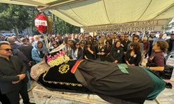 Bir cübbe, bir tabut, bir isyan... Kadın avukatlardan meslektaşı Özge’ye alkışlarla veda!