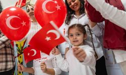 Bornova’da Cumhuriyet coşkusu miniklerin sesiyle yükseldi: Nevzat Kavalar Kültür Merkezi'nde "Retro" rüzgarı!