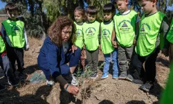 Bornova'nın miniklerinden geleceğe yeşil miras: 50 zeytin fidanı toprakla buluştu!