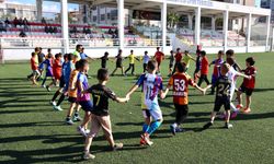 Buca’da geleceğin yıldızları yeşil sahada: Ailelerden ücretsiz futbol okuluna tam not!