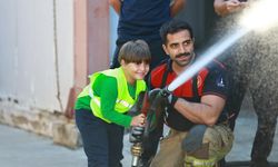 Miniklerden itfaiyecilere anlamlı jest! Hazırladıkları panoyu hediye ettiler