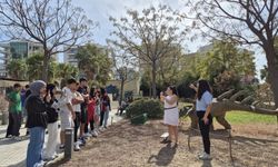 "Ellerin Dilinden Öyküler" projesi İzmir’de hayata geçti: Özel öğrenciler üniversitelilerle gezdi