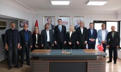 İzmir siyasetinde transfer hareketliliği sürüyor... YENİ Partili Başkan Güç açıkladı: "CHP'den ayrılan 5 meclis üyesi partimize katıldı"