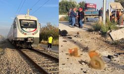 İzmir Bayındır'da tren traktörü biçti: 2 yaralı!
