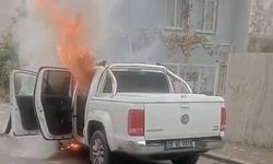 İzmir Buca’da korku dolu anlar! Alev alan kamyonet müdahale sırasında patladı!