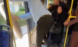 İzmir’de otobüste akılalmaz olay: Çılgına dönen şoför yolcunun eşyasını caddedeki yola attı!