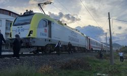 İzmir-Eskişehir yolcu treni gence çarptı!