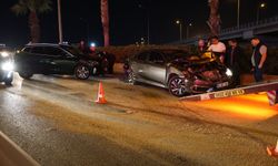İzmir Konak'ta 7 otomobil 1 motosiklet birbirine girdi! Zincirleme kazada yaralılar var