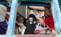 İzmir Konak'ta bu çöp evin yakınından bile geçilmiyor: Mahalleli isyan etti!