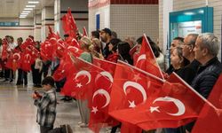 İzmir Metrosu’nda Cumhuriyet coşkusu: Fahrettin Altay istasyonunda sürpriz konser