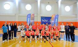 İzmir Milli Eğitim Müdürlüğü Kadın Voleybol takımı ilk turnuvasında şampiyonluğa ulaştı