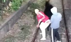 İzmir'de akıl almaz olay! Trenin önünü kestiler, alınmayınca taş yağdırdılar!