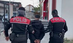 İzmir’de aranan şahıslara polis darbesi: Kesinleşmiş cezası bulunan 4 firari yakalandı!