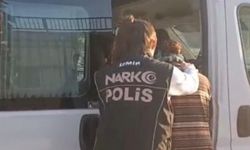 İzmir’de film gibi operasyon: Uyuşturucu satarken suçüstü yakalandı, 22 yıl kesinleşmiş hapsi çıktı!