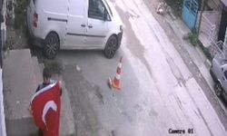 İzmir'de göğüs kabartan görüntü... Yere düşen bayrağı görünce bakın ne yaptı!