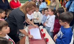 İzmir'de minikler geleneksel ebru sanatıyla bayrak işledi