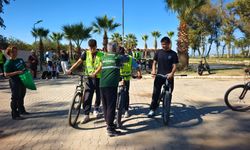 İzmirli gençler hem Cumhuriyet için pedal çevirdi hem doğa için sahili temizledi