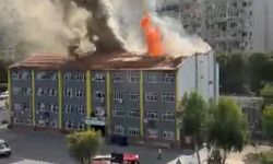 İzmir’de okulun çatısı alevlere teslim oldu! Siyah dumanlar gökyüzünü kapladı