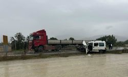 Karşı yönden gelen TIR'la çarpıştı: İzmir Ödemiş'teki feci kazada 1 ölü 1 yaralı!