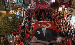 Karşıyaka'da fener alayı coşkusu: Binler Türk bayraklarıyla yürüdü