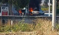 İzmir’de korkutan kaza! Benzin pompasına çarpan otomobil alev aldı