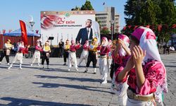 İzmir’de Cumhuriyet coşkusu! Karşıyakalı öğrenciler sahne aldı