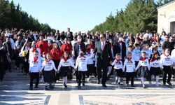 Binlerce Egeli LÖSEV gönüllüsü Anıtkabir'de Ata'sına koştu