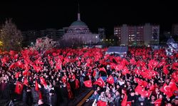 Menemen’de tarihi Cumhuriyet kutlaması: On binlerce vatandaş alanı doldurdu