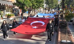Ödemiş’te Kırmızı-Beyaz kortej: Gençler Cumhuriyet için yürüdü!