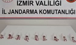 Seferihisar'da jandarmadan kaçamadılar: Araçta ve iş yerinde yüzlerce uyuşturucu bulundu!