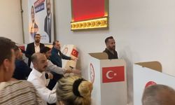 Yeni Parti'nin Buca ilçe başkanlığı yarışında kavga: Su şişeleri havada uçuştu