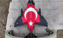 Türk bayrağıyla boyalı 50 yıllık savaş uçağı TEKNOFEST’te ilgi odağı oldu