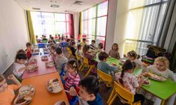 İzmir’de miniklerin sofrası Büyükşehir’den! Eğitim ücretleri de düştü