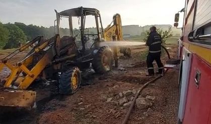 Kocaeli Gebze'de kundaklanan iş makineleri alev alev yandı