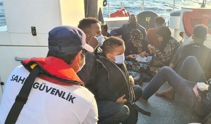 Lastik botları sürüklenen 30 göçmen kurtarıldı