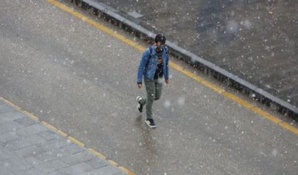 Mevsimin ilk karı Erzurum'a düştü
