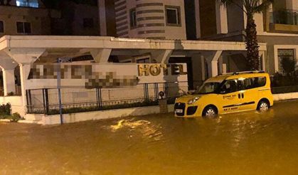 Marmaris'te, 24 saatte metrekareye 170,5 kilogram yağış düştü: "Oy zamanı geliyorsunuz, şu zarara bak"