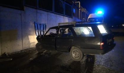 Otomobil fabrika duvarına çarptı: 1 kişi yaralı