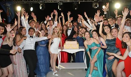 İzmir Özel Türk Koleji 72. yıl mezuniyet balosu dün gerçekleşti.