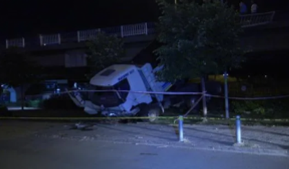 İzmir'de kamyon otomobille çarpıştı! 1 ölü, 5 yaralı