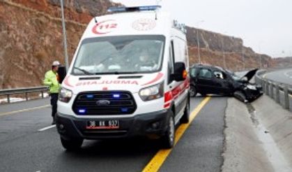 KAYSERİ - Devrilen otomobildeki 4 kişi yaralandı