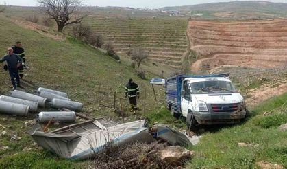 Facia kıl payı önlendi:  Siirt'te tüp kamyoneti devrildi, 2 yaralı!