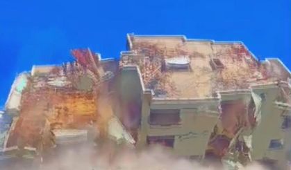 Antakya'da depremde hasar gören 6 katlı bina iş makinesinin darbesiyle tuzla buz oldu!