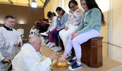 Papa Francis cezaevinde 12 kadının ayağını yıkadı: Görenler şaşkına döndü