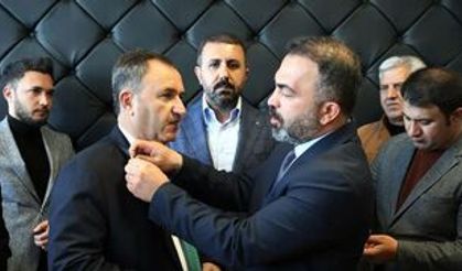 Bitlis Belediye Başkan Adayı Soyugüzel CHP'den istifa ederek AK Parti'ye geçti: "Kirli oyunlar oynanıyor!"
