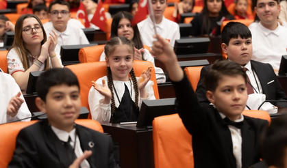 Mecliste koltuklara oturan çocuklar Numan Kurtulmuş'un önergesine 'hayır' dedi